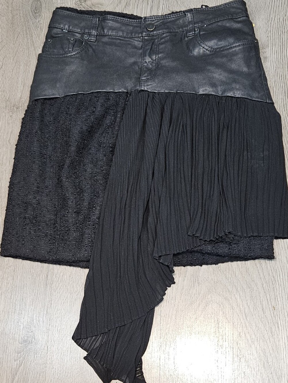 Virgo Vintage Black Women's Pleated Bouclè Mini Skirt